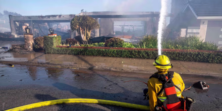 Más de 400 bomberos continúan combatiendo el incendio Norte en California