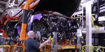 Cómo le afectará la nueva regla de Trump sobre los autos de gasolina