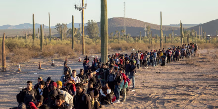 Cómo la llegada de migrantes bajo Biden impactó a la economía para bien