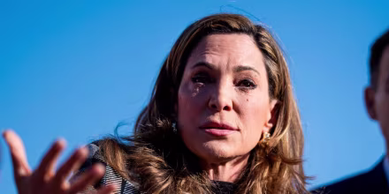 La hija de un detenido en 'Alligator Alcatraz' confronta a María Elvira Salazar