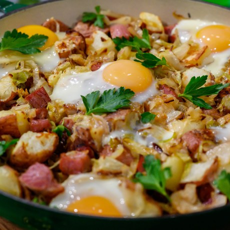 Siri and Carson Daly's Corned Beef Hash & Eggs + Carson's Black Velvet Cocktail