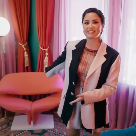 Demi Lovato muestra el interior de su casa en un video para Architectural Digest.