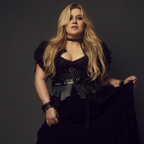 Kelly Clarkson is performing live on TODAY.