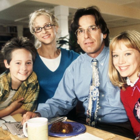 LIZZIE MCGUIRE, (from left): Jake Thomas, Hallie Todd, Robert Carradine, Hilary Duff, (Season 1), 20