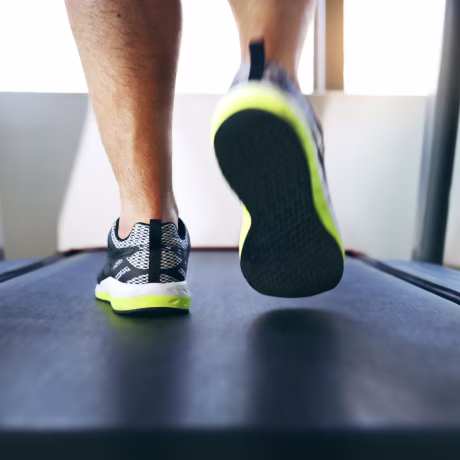 Image: A man walks on a treadmill in the gym