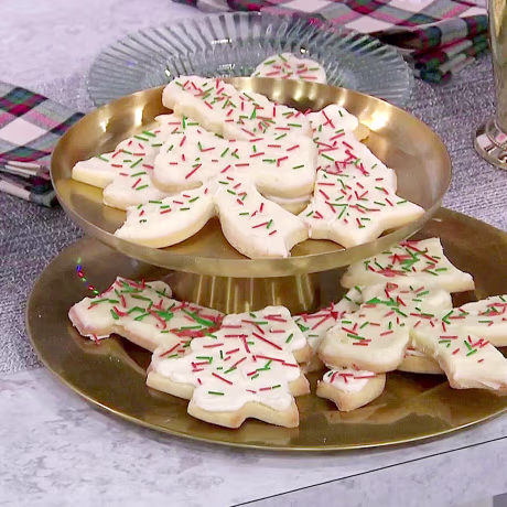 Nara Smith makes Christmas sugar cookies