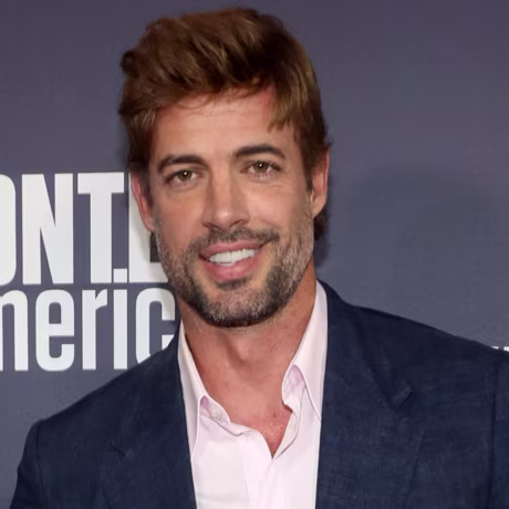 William Levy se sonroja con la pregunta de una reportera.