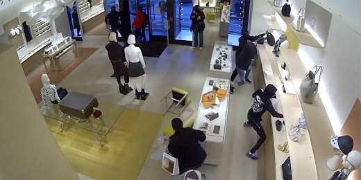 Video shows 14 suspects raid Chicago Louis Vuitton store