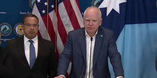 Video shows moments leading up to fatal shooting by federal officer in Minneapolis插图4