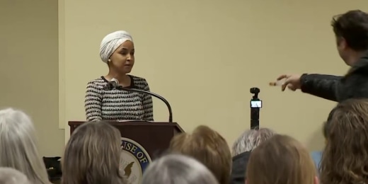 Man sprays substance at Rep. Ilhan Omar during town hall in Minneapolis插图1