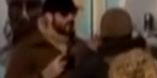 Man sprays Rep. Omar with unknown substance at town hall插图2 Man sprays Rep. Omar with unknown substance at town hall插图2