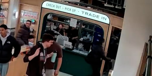 Armed suspects rob Manhattan Pokémon store插图1