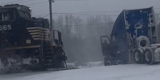 Semitruck hit by train in North Carolina插图1 Semitruck hit by train in North Carolina插图1