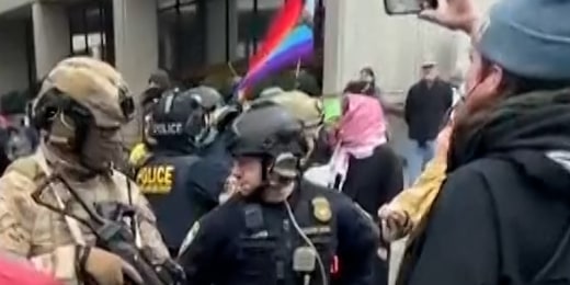 Dog rescued from frozen pond in Missouri插图2 Dog rescued from frozen pond in Missouri插图2