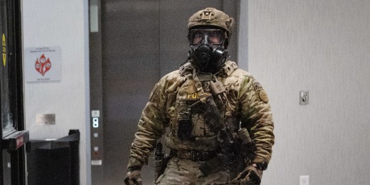 Anti-ICE protesters clash with federal officers插图1 Anti-ICE protesters clash with federal officers插图1