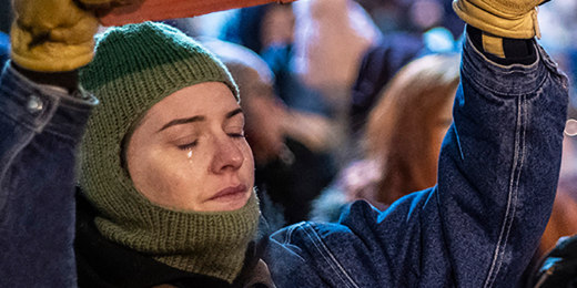 Hundreds gather at Alex Pretti memorial in Minneapolis插图1