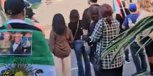 U-Haul drives through a crowd of anti-Iran protesters插图1