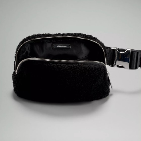 black lululemon fanny pack