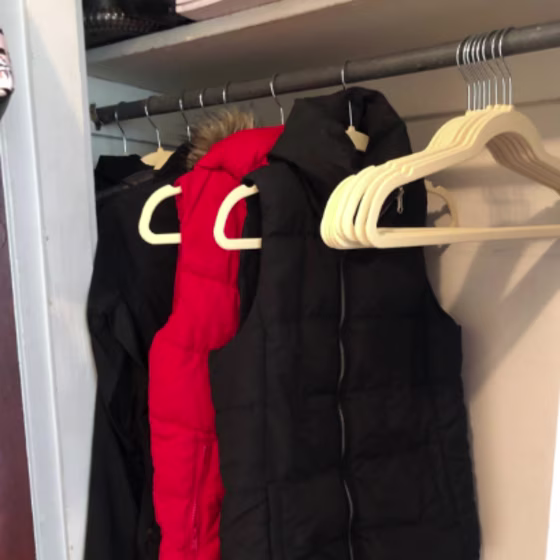 AmazonBasics Velvet Hangers