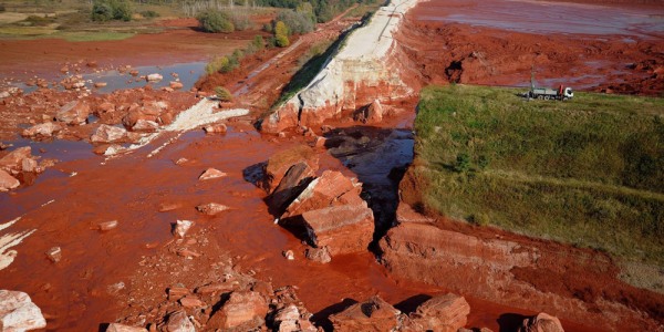 Toxic red sludge floods towns near Budapest