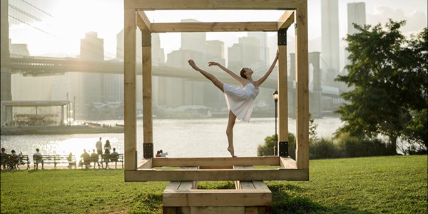 Photographer takes ballerinas to the streets