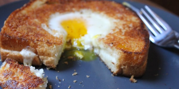 Uovo in buca di formaggio grigliato