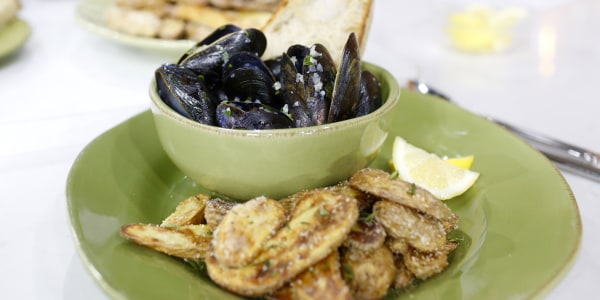 Moules-Frites (Steamed Mussels and Fries)