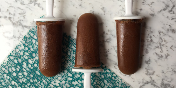 Coffee popsicles with chocolate, peanut butter and banana