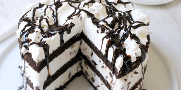 5-ingredient mint chocolate chip ice cream cake