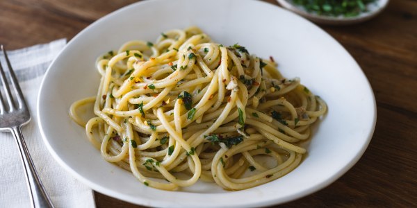 Spaghetti Aglio e Olio (Spaghetti with Garlic and Oil)
