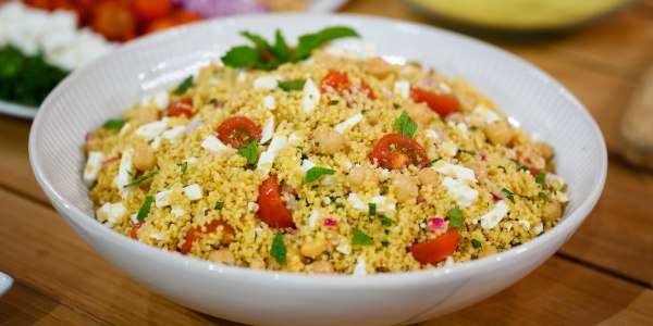 Salade de couscous sans cuisson aux pois chiches et feta