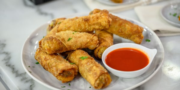 Smoked Mac and Cheese Egg Rolls