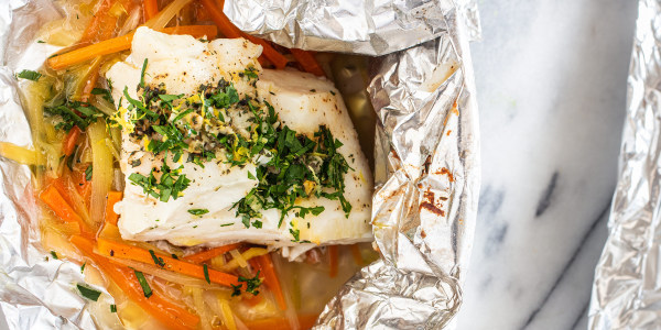 Cod fried in foil with leek and carrots