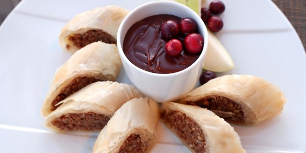 Roulés aux pacanes et poires avec trempette au chocolat et aux noisettes