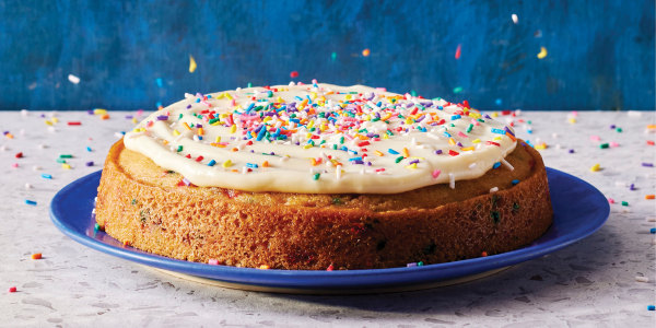 Easy Rainbow Sprinkle Snacking Cake mit Frischkäseglasur