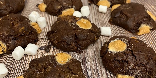 Campfire Cookies with Marshmallow and Graham Crackers
