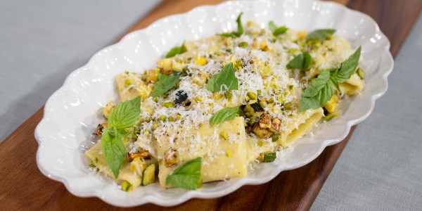 Pasta de calabacín con pistachos y parmesano