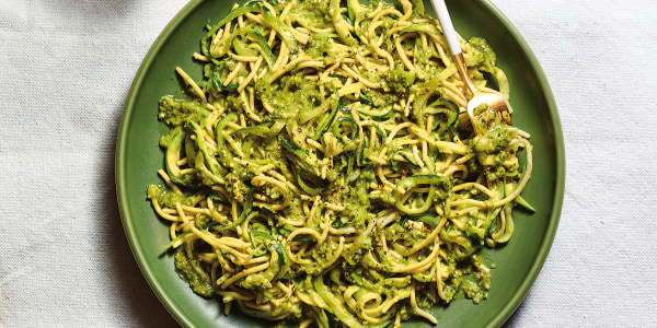 Super zeleni špageti s pestom od tikvica