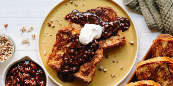 Caramelized French Toast with Praline Sauce
