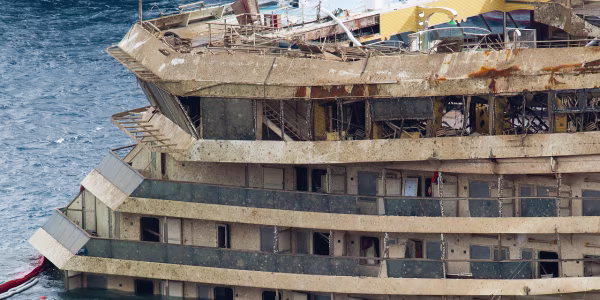 Luxury cruise ship Costa Concordia runs aground