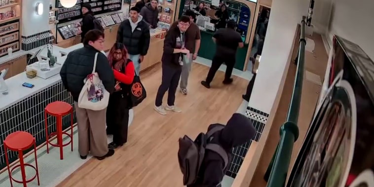 Armed suspects rob Manhattan Pokémon store插图23