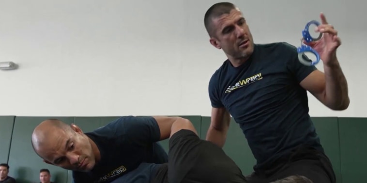 Anti-ICE protesters clash with federal officers插图21 Anti-ICE protesters clash with federal officers插图21