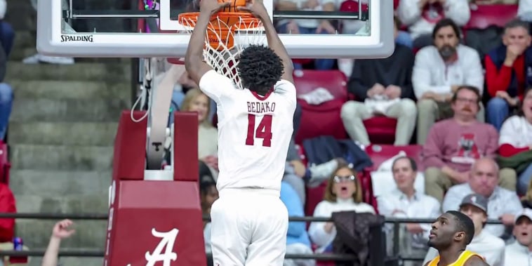 Man sprays substance at Rep. Ilhan Omar during town hall in Minneapolis插图22