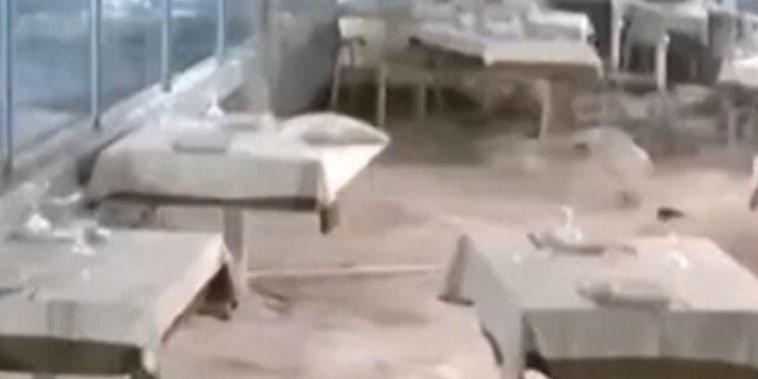 Russian man jumps from fifth floor into pile of snow插图22