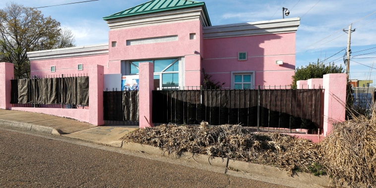 Image: Dead razor grass and masked fencing at the entrance to the Jackson Women's Health Organization clinic