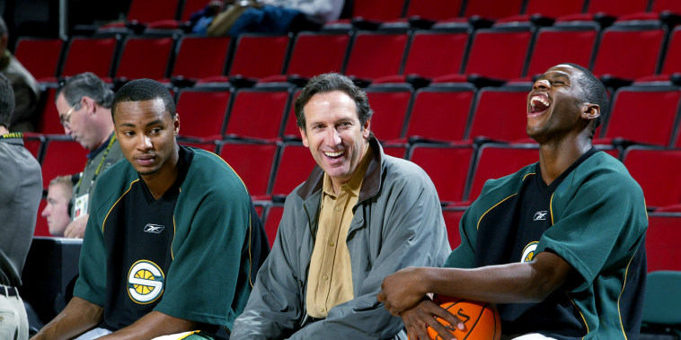 Schultz chats with Lewis, Mason