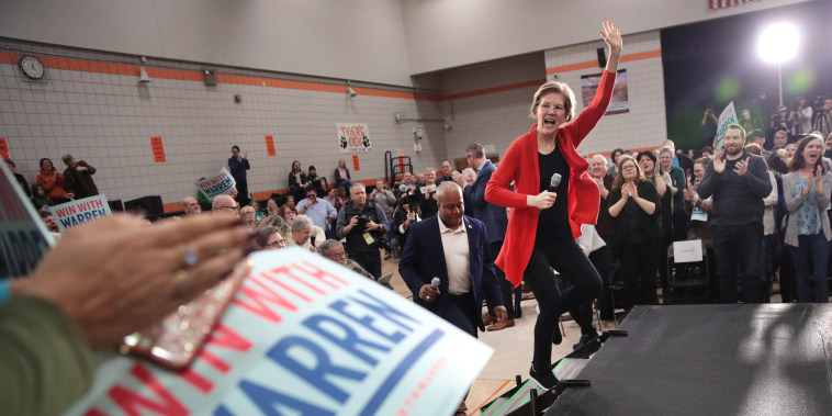 Image: Presidential Candidate Elizabeth Warren Campaigns In Eastern Iowa