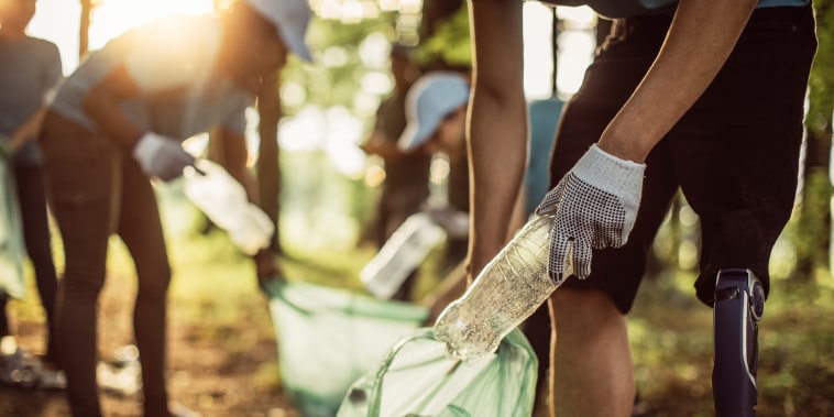 Image: Volunteers cleaning park