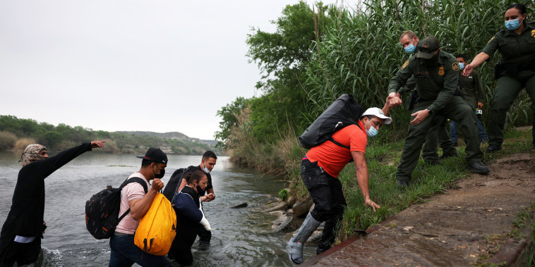 Image: Migrants cross the border in Del Rio, Texas