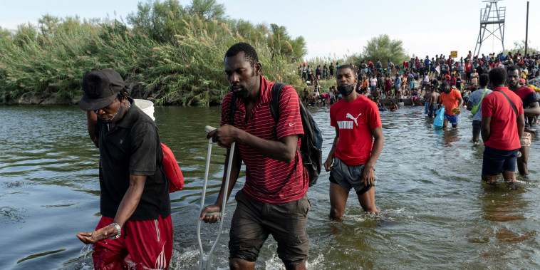Image: Migrants seeking asylum in the U.S. wait to be processed on the Mexico-U.S. border